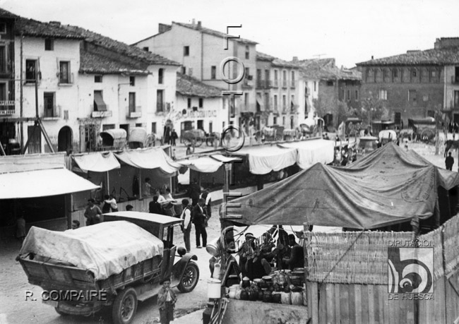 "Plaza durante la feria". Ricardo Compairé Escartín. Ayerbe