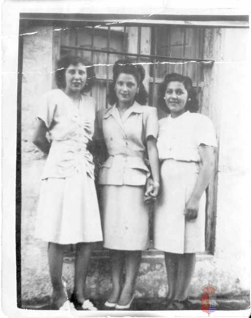 Amigas en la ventana del baile. La Puebla de Alfindén
