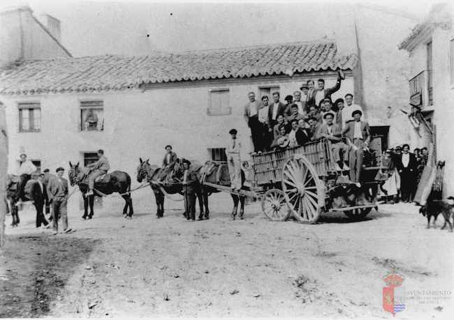 Quintos subidos a un carro en la calle Planillo. La Puebla de Alfindén