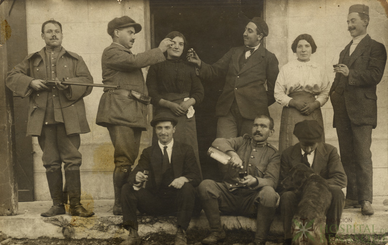 Grupo de siete hombres y dos mujeres bebiendo