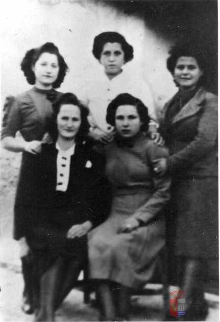 Grupo de cinco mujeres con ropa de día de fiesta. La Puebla de Alfindén