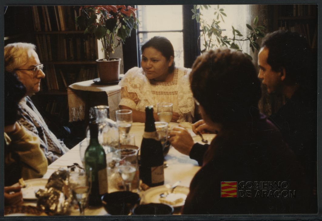 Ángel Conte Cazcarro reunido junto con Lluís Hernández, Rigoberta Menchú, Ignacio y Antonia