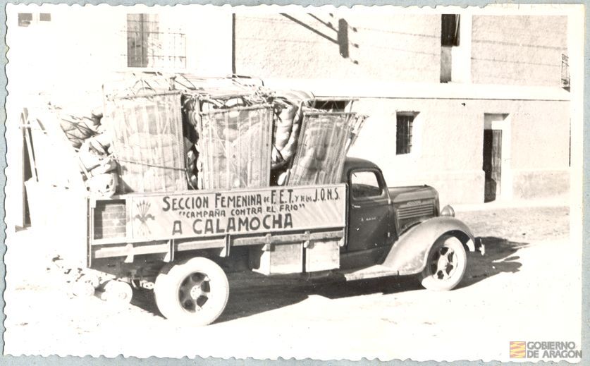 Divulgación y Asistencia. Campaña de invierno. Llegada del camión de transporte "campaña contra el frío" a Calamocha. Calamocha