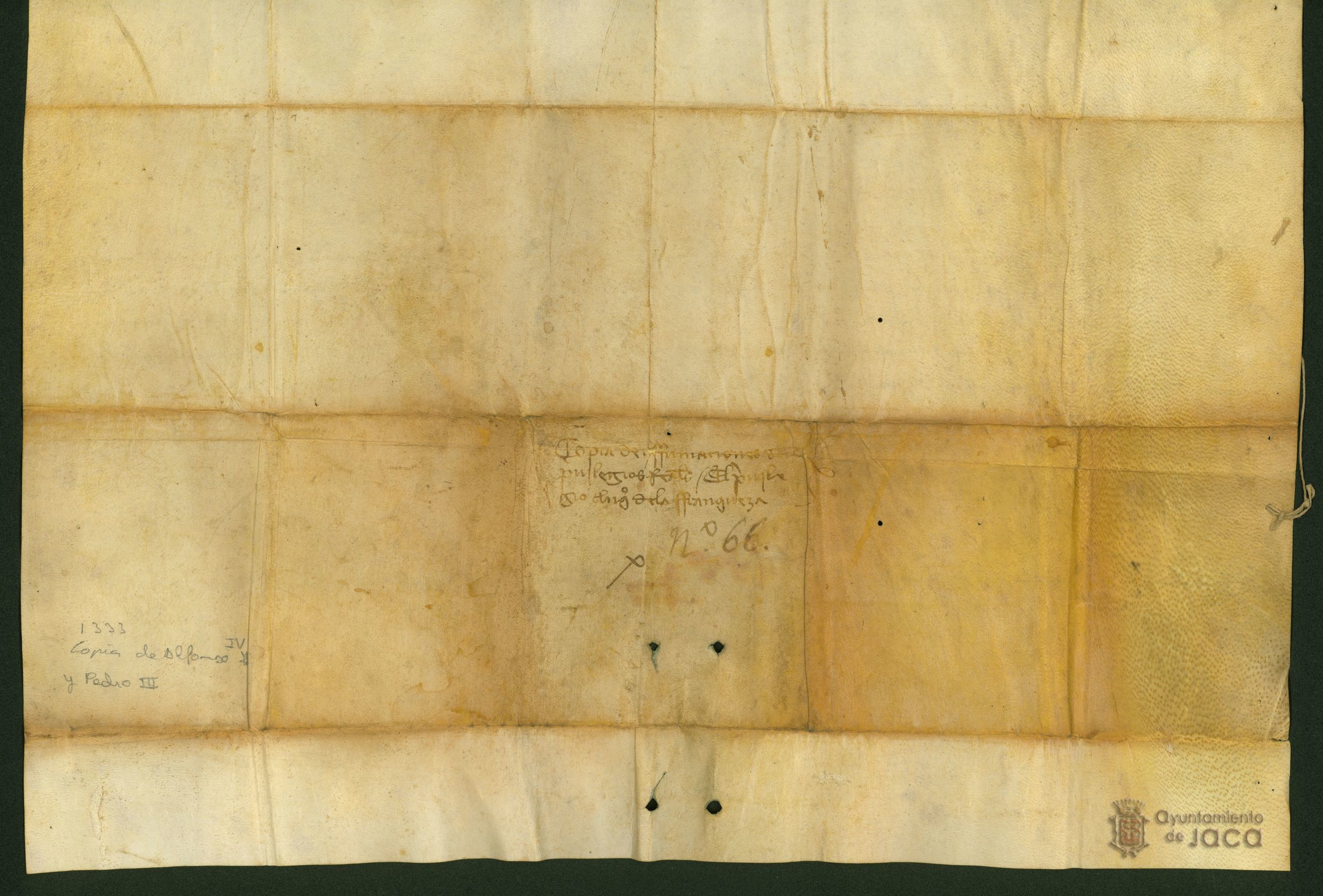 Los jurados y la universidad de Jaca notifican que tienen dos privilegios reales, uno concedido por Alfonso IV de Aragón y otro de Pedro III, rey de Aragón, dado en 1283, sobre peajes y lezdas; y los entregan a Adán de Partarriu para que no le exijan lezda ni peaje