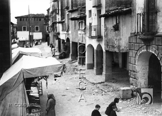 "Porches en la feria". Ricardo Compairé Escartín. Ayerbe