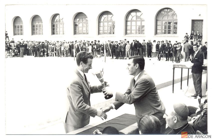 V Campeonato Provincial de Tiro al Plato. Entrega de trofeos por D. Adolfo Masiá Martínez, Delegado provincial de sindicatos. Instalaciones del Campo de deportes y T.E.S. Santa Emereciana. Abril. Teruel