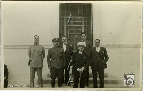 Visita del Gobernador Civil y del Alcalde de Huesca al Balneario Panticosa. Autoridades posando en una escalera