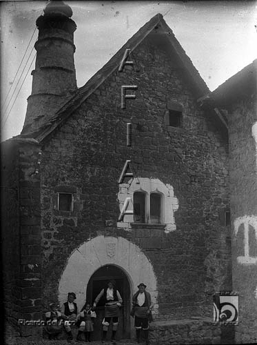 Fiesta del traje. Grupo posando delante de una casa. Ricardo del Arco y Garay. Hecho. Jacetania