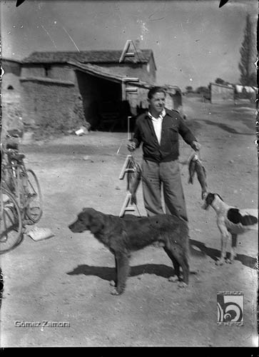 Un amigo del fotógrafo con pesca y perros. Mariano Gómez Zamora