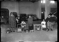 Niños con juguetes en el garaje del PMM. Mariano Gómez Zamora. Huesca