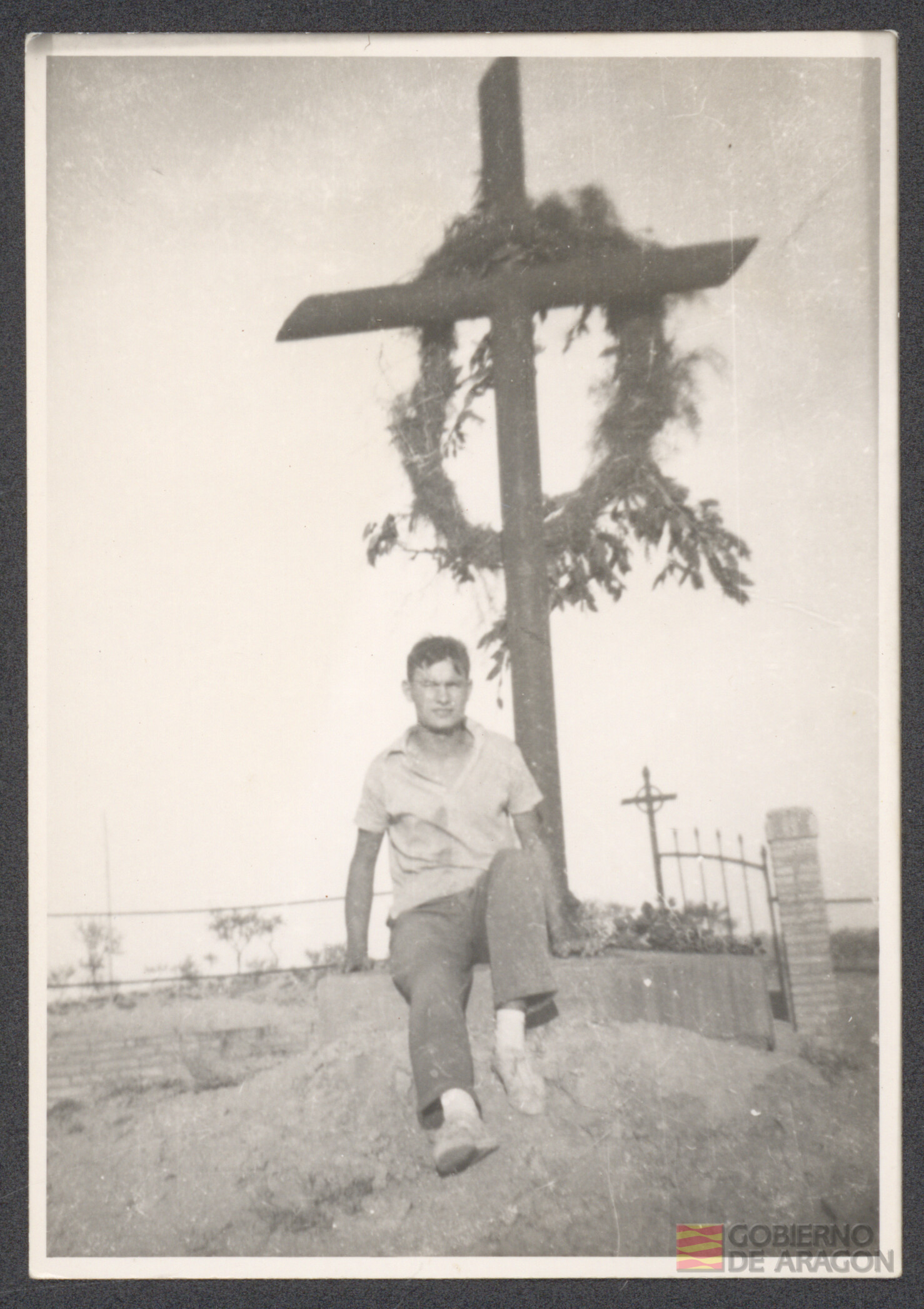 Ángel Conte Cazcarro sobre una fosa