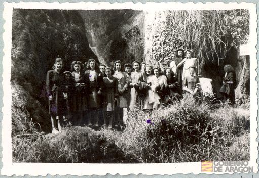 Hermandad de la Ciudad y el Campo. "Sindicadas". Excursión al Monasterio de Piedra de 26 camaradas productoras de los sindicatos femeninos. Gruta de la Bacante. Nuévalos