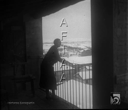 Agustina Ena contemplando la ciudad nevada. Ildefonso San Agustín. Huesca