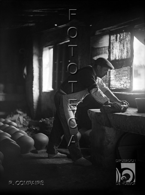 "Amasando el barro". Ricardo Compairé Escartín. Huesca