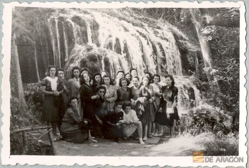 Hermandad de la Ciudad y el Campo, "Sindicadas". Excursión al Monasterio de Piedra para 26 camaradas productoras de los sindicatos femeninos. Cascada de los Fresnos Alta. Nuévalos