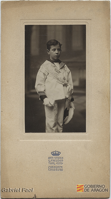 Retrato de un niño de la familia Faci del Teg en su primera comunión. Gustavo Freudenthal Art Studio