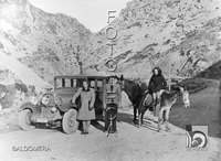 Tres vecinos de Tierrantona, caballería y un coche en la carretera. Antonio López Santolaria. Tierrantona