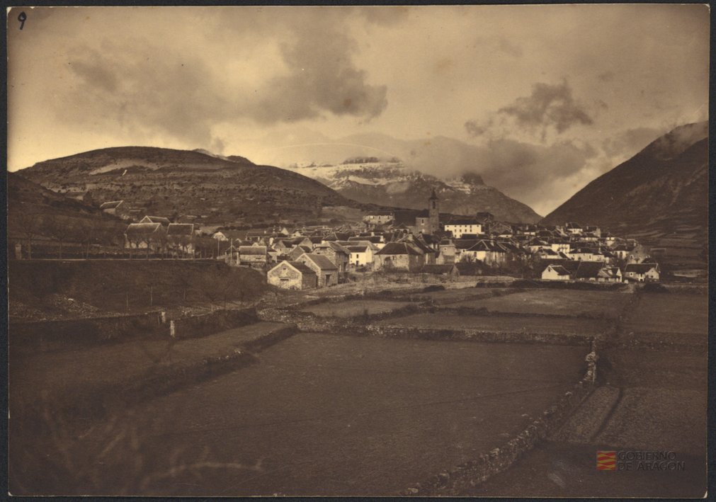 "Pueblo de Hecho - Km. 25 de la carretera de la de Jaca a Sangüesa a Hecho".. Martín Luesma Vallestín