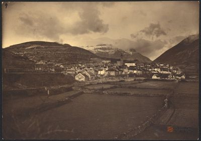 "Pueblo de Hecho - Km. 25 de la carretera de la de Jaca a Sangüesa a Hecho".. Martín Luesma Vallestín