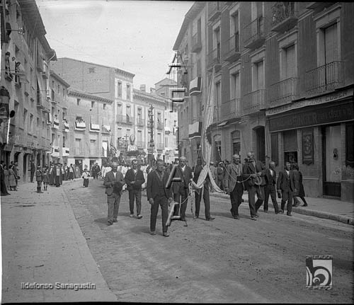 Procesión por el Coso Alto. Los labradores y San Orencio. Ildefonso San Agustín. Huesca