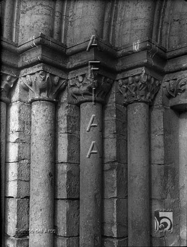 Ermita de Santa María. Detalle de los capiteles del lado norte de la portada. Ricardo del Arco y Galiay. Chalamera. Bajo Cinca