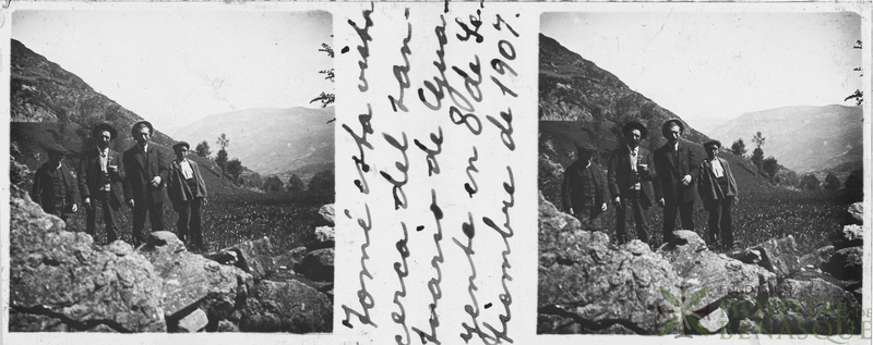 Retrato de dos hombres y dos niños cerca del Santuario de Guayente