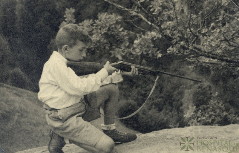 Niño apuntando con una escopeta