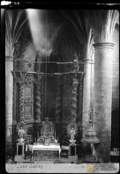 Ariza (Zaragoza). Iglesia parroquial. Altar barroco, con pintura. Crucero. José Galiay Sarañana