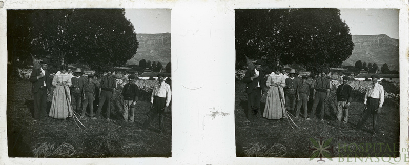 Retrato de cinco hombres, un niño y una mujer con una horca en el campo.
