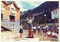 Albergue de Villanúa. Gimnasia. Ejercicios en el plinto. Minerva Sociedad Española de Fotografía Aplicada, S.A.