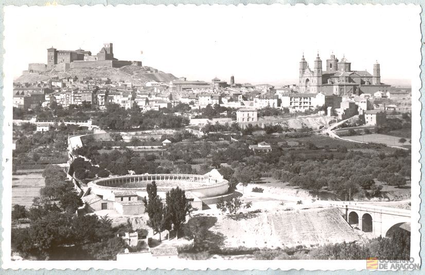 Cultura. Obras de arte. Vista de la ciudad de Alcañiz, destaca el castillo de los Calatravos (siglo XII románico y siglo XIII gótico), ex-colegiata Santa María la Mayor (reconstruida en 1736), y la plaza de toros de 1913. Alcañiz