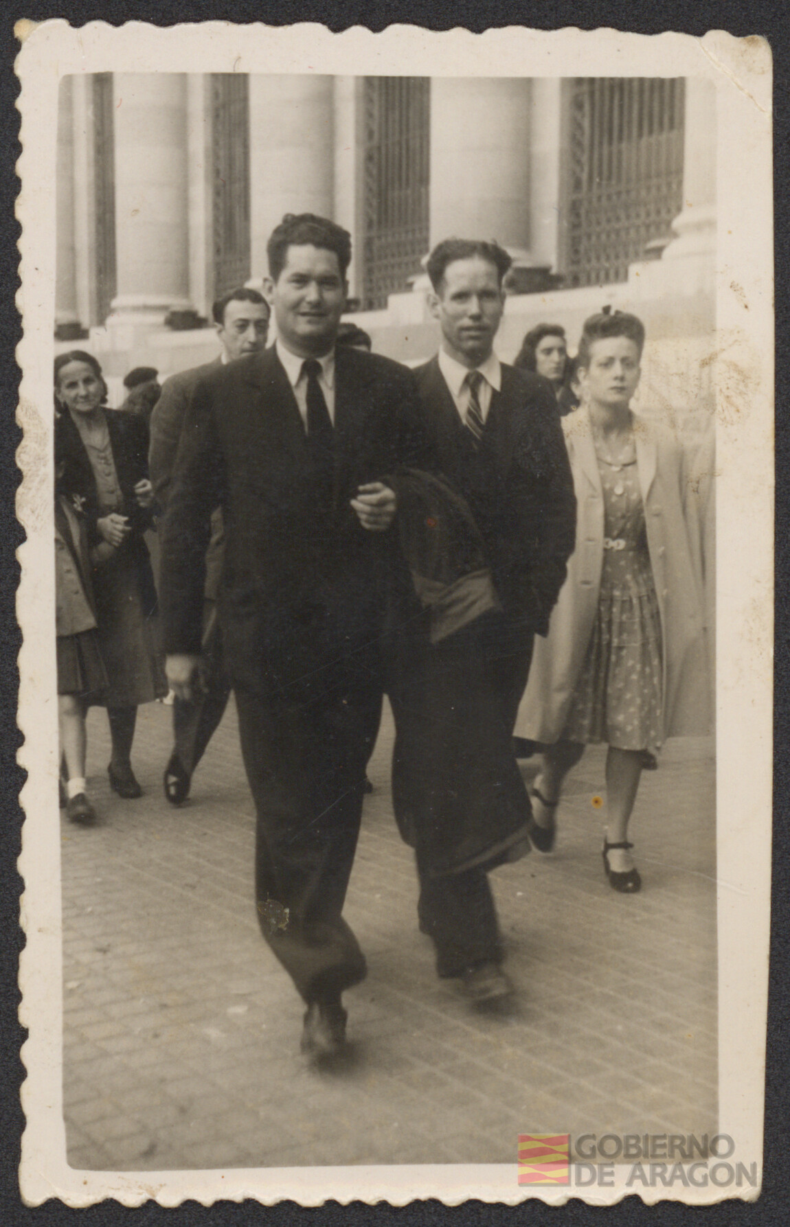 Alfredo Conte Fajó paseando con Cipriano Atienza. Zaragoza