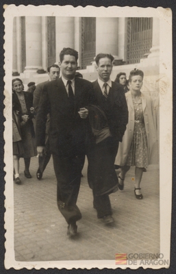 Alfredo Conte Fajó paseando con Cipriano Atienza. Zaragoza