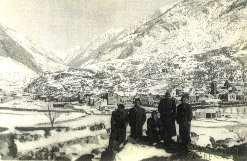 Retrato de cinco hombres, al fondo Benasque nevado y parcialmente arruinado