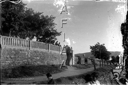 Grupo en el rompeolas de Jaca. Ildefonso San Agustín. Jaca