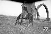 Foradada a caballo disparando una escopeta. Alfonso Foradada Coll. Santalecina