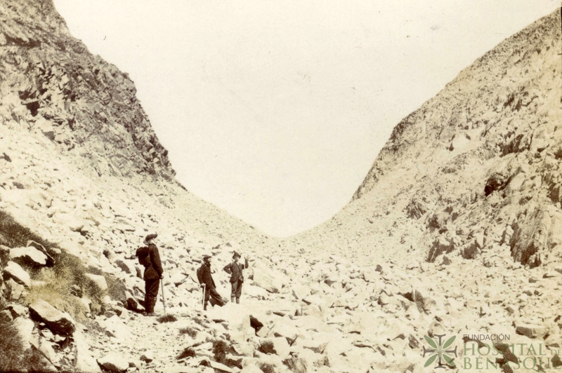 Grupo de hombres en un collado de montaña
