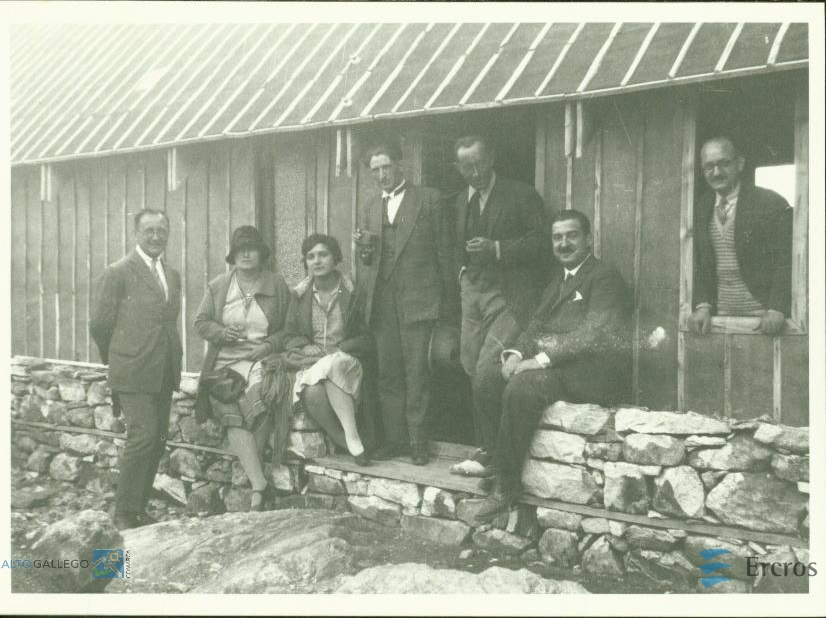 Técnicos franceses y dos mujeres en una caseta junto a una presa en construcción del Valle de Tena
