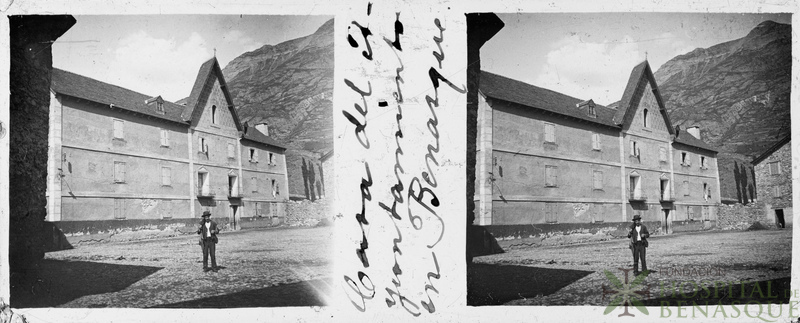 Retrato de hombre delante del Ayuntamiento de Benasque