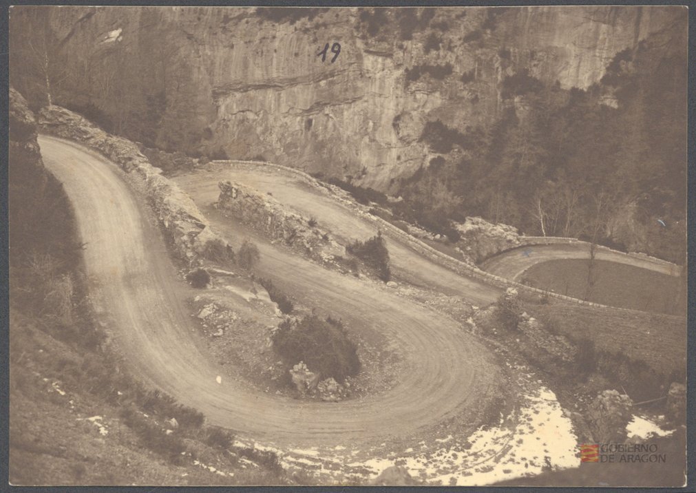 "Subida a Escarrilla - Km. 1 de la carretera de Biescas a Panticosa".. Martín Luesma Vallestín