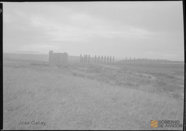 Uncastillo (Zaragoza). Dos columnas en el campo (Bañales). José Galiay Sarañana