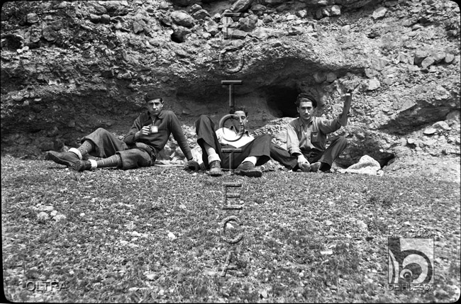 "Puerta, Chavala y yo al pie de los Mallos. (autodisparo)". José Oltra Mera. Riglos