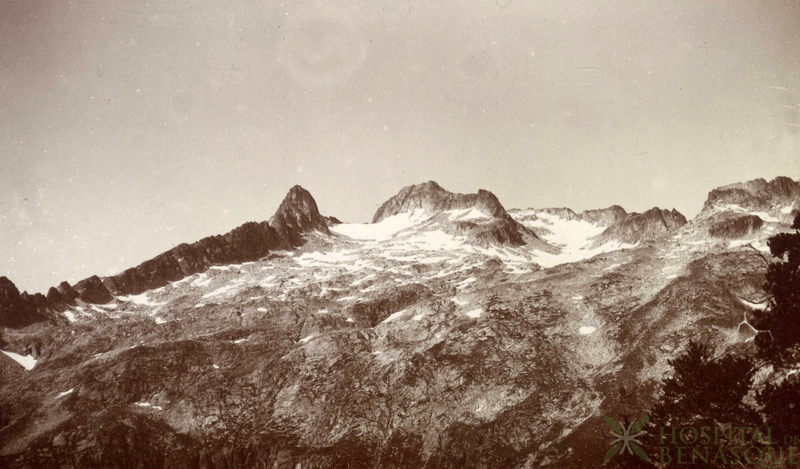 Pic d'Aubert. (3092 m). Et region du Néouvielle.