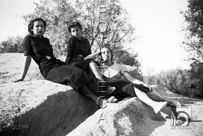 Tres mujeres posando. José Oltra Mera. Tamarite de Litera. La Litera