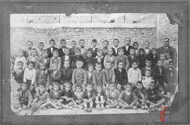 Niños en la escuela. La Puebla de Alfindén