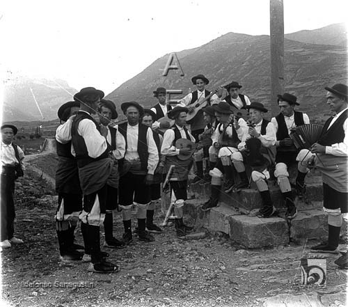 Fiesta del traje. Músicos chesos en un crucero. Ildefonso San Agustín. Hecho