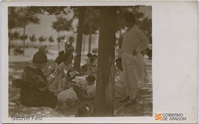 Un grupo de cuatro mujeres y tres niños descansando entre los árboles. Gabriel Faci Abad