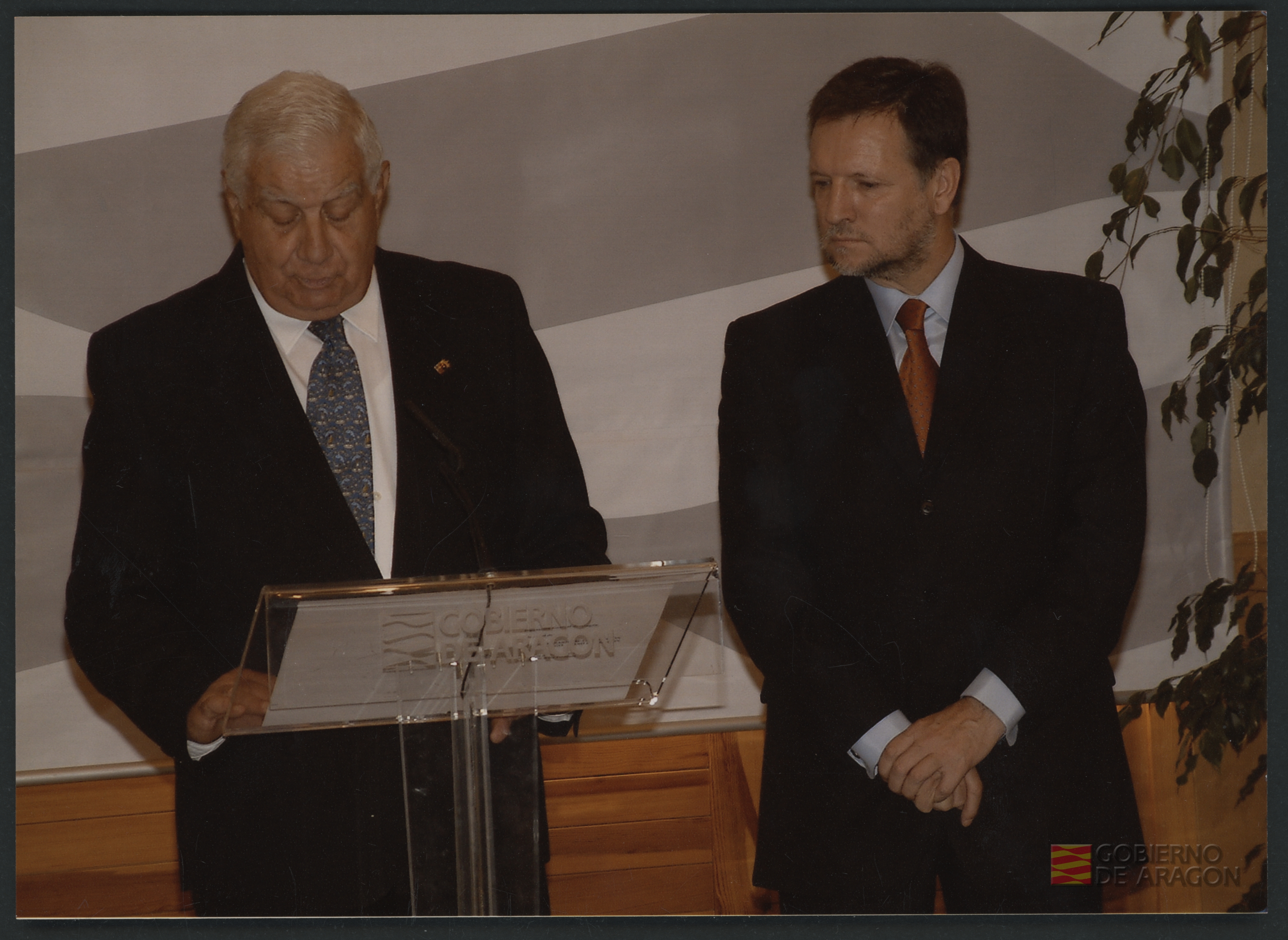 Juan Antonio Bolea Foradada pronunciando un discurso junto al presidente de Aragón Marcelino Iglesias en el acto conmemorativo por el veinticinco aniversario de la constitución de la Diputación General de Aragón