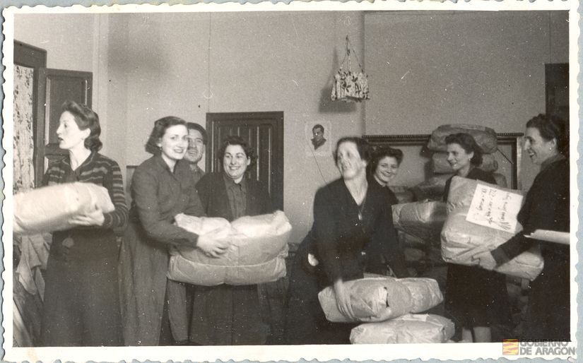 Divulgación y Asistencia: "Campaña de invierno". Delegación Local de la plaza de la Marquesa (Casa de la Comunidad). Paquetes preparados para su distribución a familias necesitadas de la provincia. Teruel