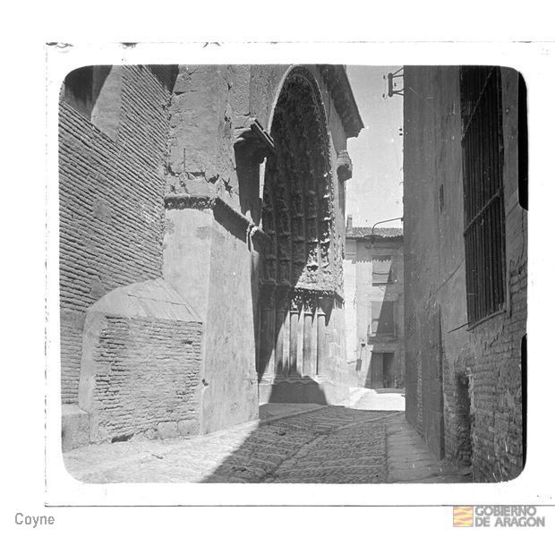 Vista lateral de portada de iglesia